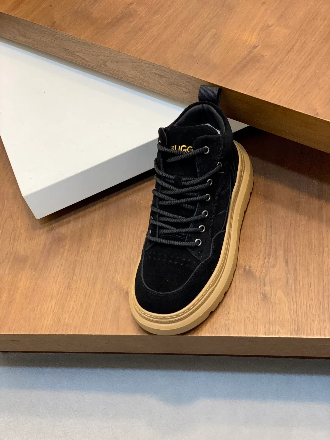 Men's shoes 💰740 UGG lace-up thick-soled sports shoes for men. Full of fashion, casual and versatile. The frosted upper is high-end without looking old-fashioned. The upper is waterproof and oil-proof, fashionable and easy to take care of. The lining is made of sheepskin. It is comfortable and warm. The upper foot is not bloated at all. Super fashionable Size: 39-44